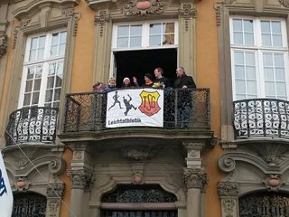 Flower Ceremony auf dem Rathausbalkon